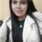 Profesora de Tecnología e Informática imparte clases a estudiantes de todas las edades